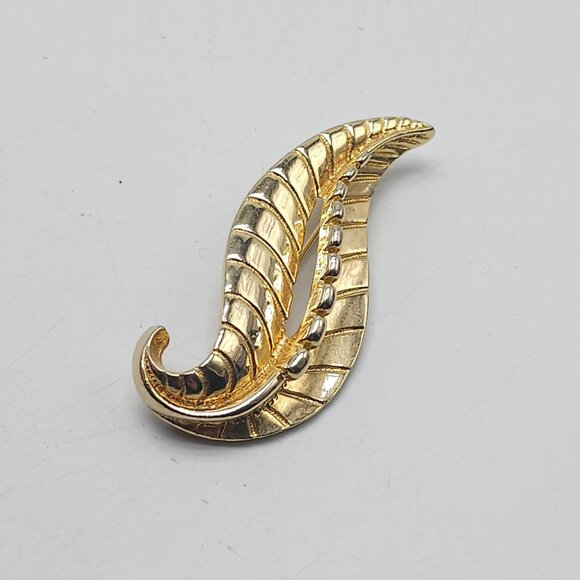 Vintage Sarah Coventry Signed Three Dimensional Chunky Gold Leaf Brooch Pin - Picture 2 of 5